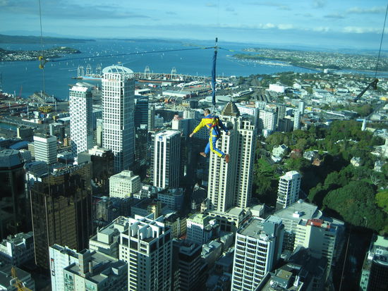 Ach und es fallen auch mal Menschen vom "Himmel"