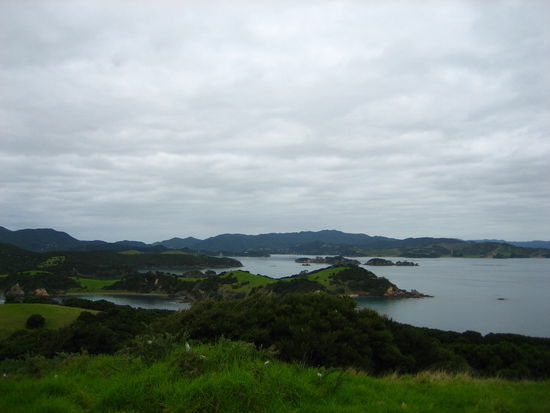 Blick ueber die leider bewoelkte Bay of Islands