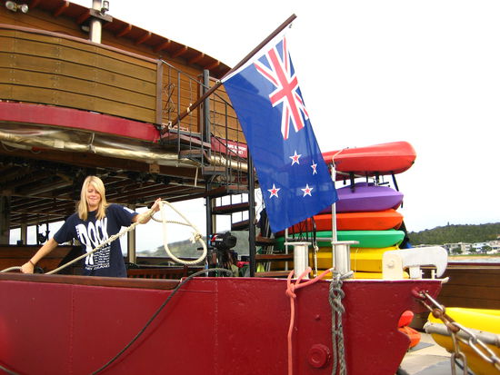 Clare von der Crew und die NZ-Flagge