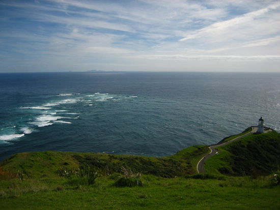 Rechts der Leuchturm des Cape Reinga und links das Zusammentreffen von Tasman Sea und pazifischem Ozean