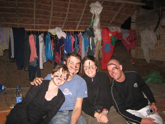 Abends.... witzige Spielchen (die schwarzen Striche sind Bestrafung, bei Fehler...)
v.l.: Julia, Dyonis, Swantje, Tim