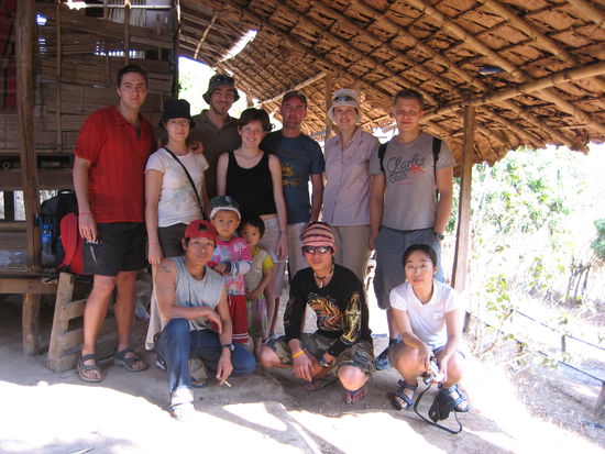 Die komplette Truppe
hinten: Francois, Sandra, Dyonis, Julia, Tim, ich, Ben
vorne: Sing, 2 Thai-Kids, Nook, Jenny