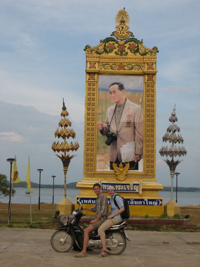 Bhumibol, der Koenig und eines der Bilder, die ueberall zu finden sind