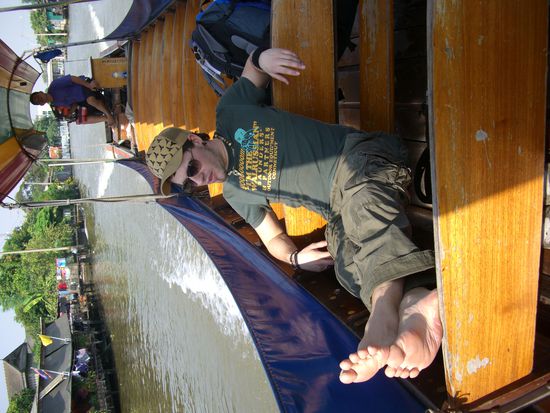 Unser longtail boat, mit welchem wir ein paar Stubden durch Bangkok geschipert sind. ach ja und sigha Bier gibts uebrigens per Watermarket.
