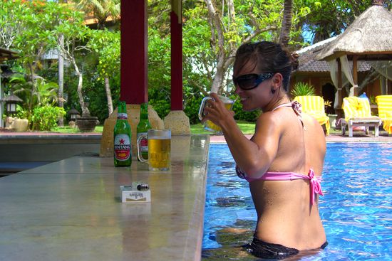 Was willste mehr? Montag Morgen, verdammt heiss, ein kuehler Pool, a nice girl, und natuerlich ein kueles Bintang!!