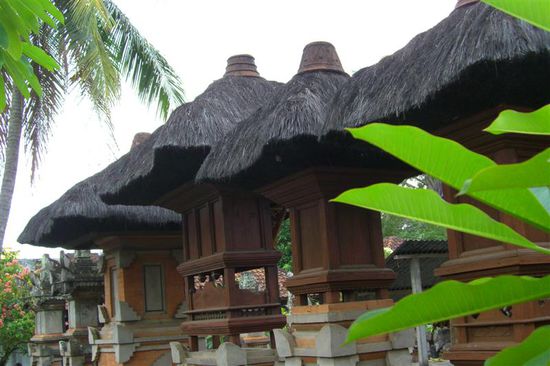 In Bali gibt es unzaehlige, eindrueckliche Tempelanlagen, die mit diesen wunderschoenen Daechern bestueckt sind.