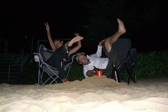 unser erster Abend in Cape Tribulation... EINFACH ZU LUSTIG! Aes Flaeschli feine Aussie Wi diraekt am beach...