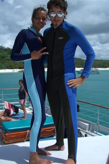 sexy Outfit zum Schutz gegen die nicht gerade ungefaehrlichen Stingers.