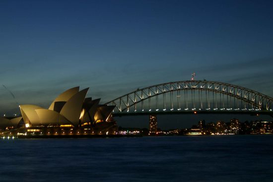 ... und kurz darauf verwandelt sich die Harbour Bridge und Sydney s skyline in eine maerchenhafte Kulisse ...