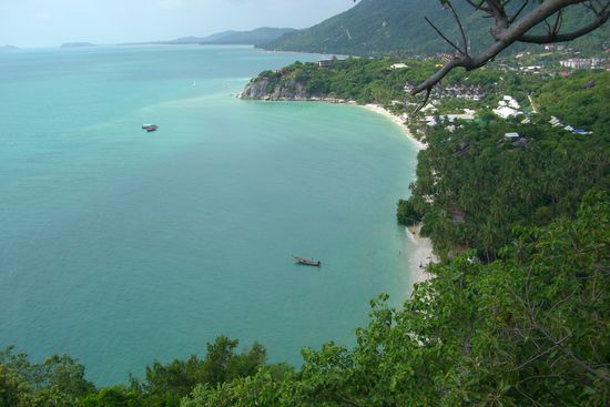 Die Sicht vom Had Rin View Point an den sunrise Beach. Mano hei epa zwoei stund brucht dert ufe, aber es hed sech glohnt ond mer hend die hondert Moskitostech chrazend i chauf gno!