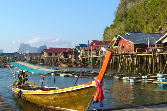 Unser long thailboat vor dem kleinen guest house.