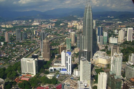 Nebst den TwinTowers (551m) gibt es noch den KL Tower (siehe unteres Bild)
Einfach bombastisch die Sicht ueber KL!!