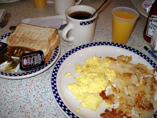 unser Fruehstueck (und das war ne kleine Portion)...wer soll das morgens bitte runterkriegen!?