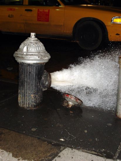 wie im Fernsehen, oder!? Die ganze Strasse war ueberschwaemmt...