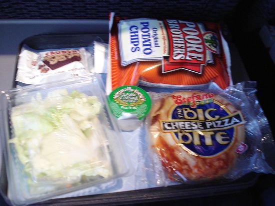 das Essen im Flugzeug: 
Pizza, eine Tuete Chips, ein Brownie...und Tatsache...Salat