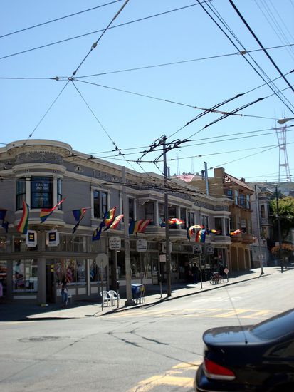 Regenbogenfahnen ueberall und an jedem Haus