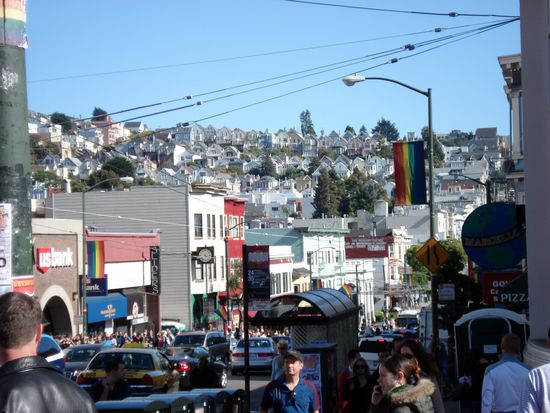 die typischen Haeuser an einem der vielen Huegel