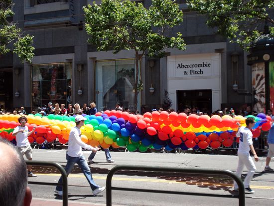 eine riesen Regenbogenschlange aus Luftballons
