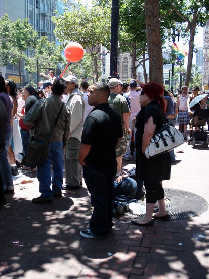 auch das ist San Francisco...alle gucken sich die Parade an und am Baum liegt ein Obdachloser und schlaeft...