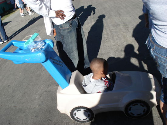 der kleine Junge hat doch tatsaechlich ein Goldfisch (oben im Wagen) gewonnen...ich dachte, das gibt es nur im Film!?!