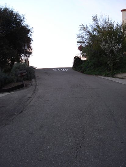 genau so viel sieht man, wenn man dort oben mit dem Auto steht-naemlich nix, ausser Himmel...