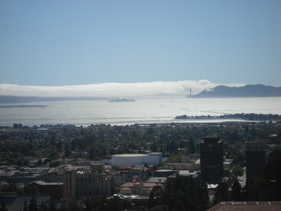 Golden Gate in den Wolken und Alcatraz