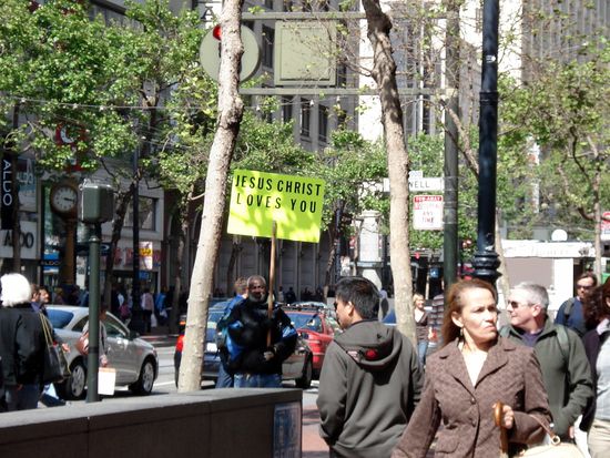 und komische Menschen gibts hier auch...
der Herr ist den ganzen Tag mit dem Schild vor einem Kaufhaus rumgerannt