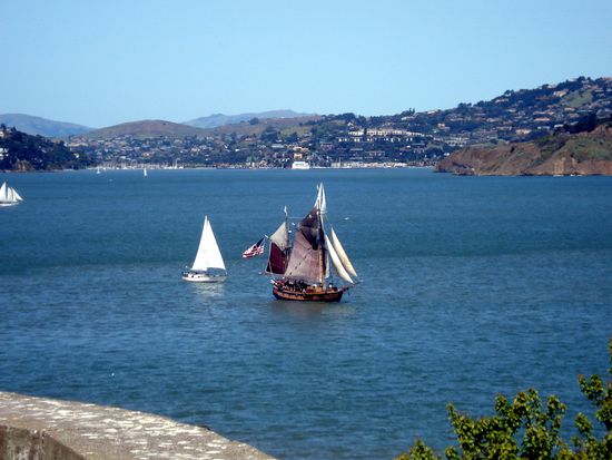 ein Piratenschiff vor Alcatraz