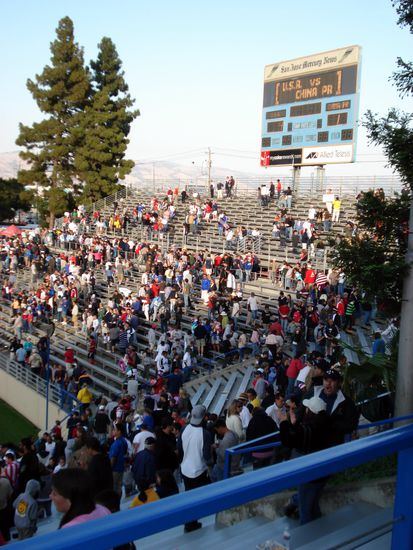 Stadionbaenke auf den Tribuenen