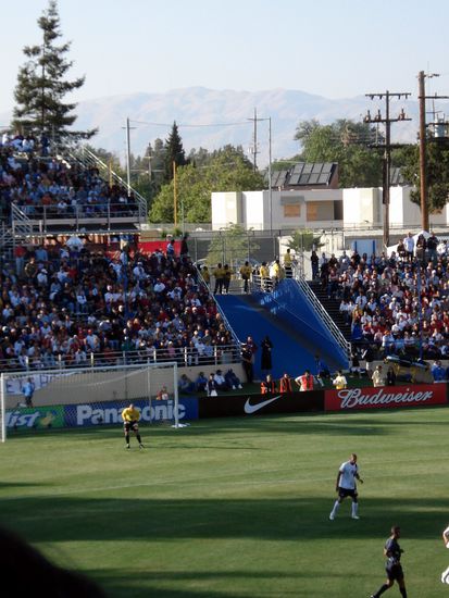 Kasey Keller in gelb mit Bergen im Hintergrund