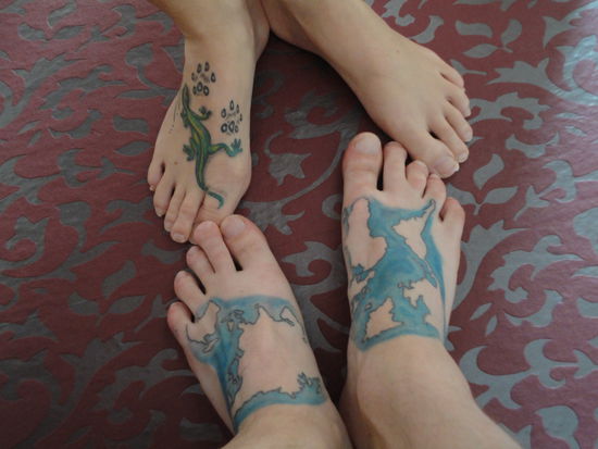 " Achtung, Achtung, tanz dich barfuß durch die Welt 
Denn Zeit ist Bares, alles andere ist egal 
Jeder Augenblick ist Hartgeld, und du hast die Wahl 
Kopf oder Zahl "  