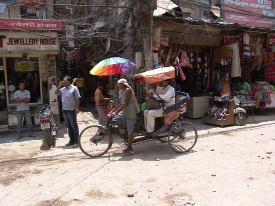 Vor unserem Hotel in Delhi