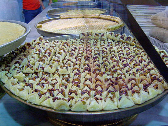 Blätterteig, Nüsse, Pistazien und Honig in dieser Köstlichkeit