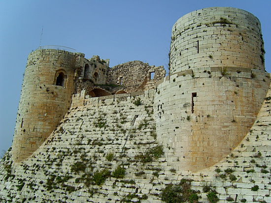 Gewaltige Festungsmauern hoch auf dem Berg