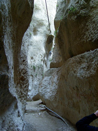 Durchgangsschlucht zum Kloster Mar Sarkis auf dem Berg mit einer traumhaften Aussicht. Dort gibt es auf dem Vorhof eine kleine Fladenbäckerei mit wirklich leckeren, warmen Fladen als Snack. 2 Stück kosten dabei 100 syrische Pfund, also ca. 2 Dollar.