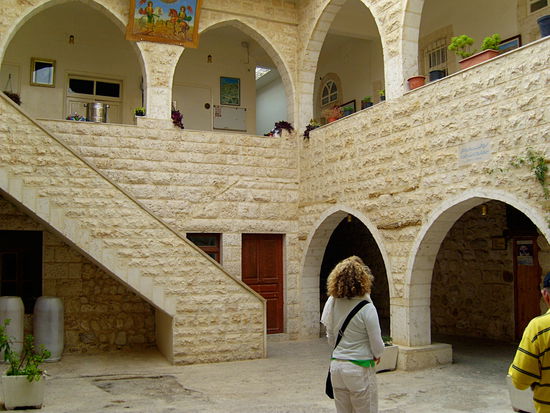 Im Klosterhof von Sar Markis