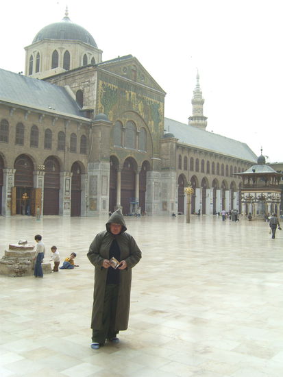 Korrekte Kleidung in der Moschee für Frauen und Blick über den blanken Marmorboden in der Moschee (natürlich ohne Schuhe)