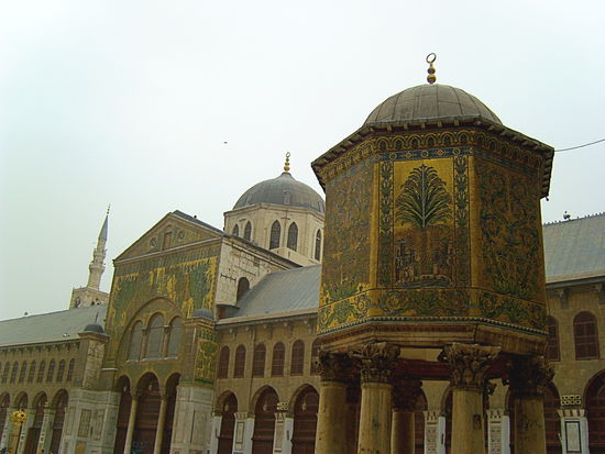Auf dem Innenhof der Moschee