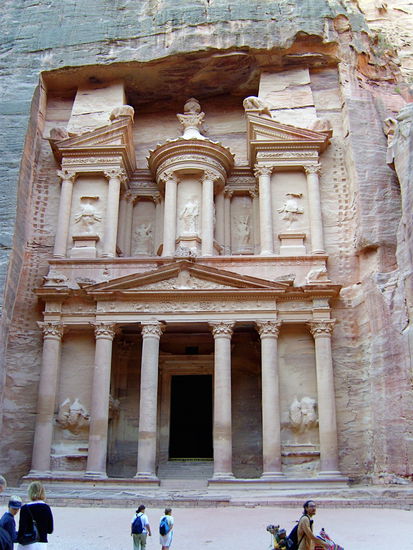 Das Schatzhaus in seiner vollen Größe am Morgen