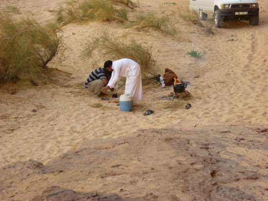 Etwas Gestrüpp aus der Wüste, Wasser und ein Kessel für den Tee und los geht es