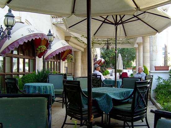 Vor dem Hotel Commodore in Amman