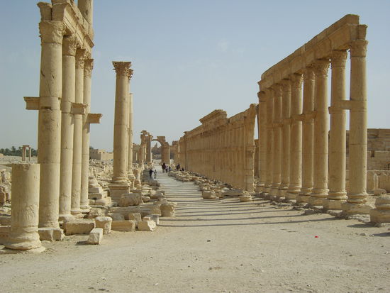 Kolonnadenstraße von Palmyra, nur die Läden sind noch nicht wieder integriert, es sind momentan ca. 300 m zugänglich für Besucher