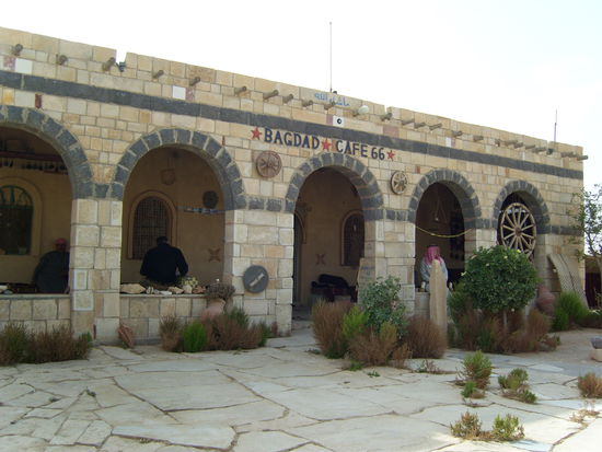Mitten in der Wüste eine kleine Oase für einen Stopp oder eine Übernachtung im Bienenkorbhaus