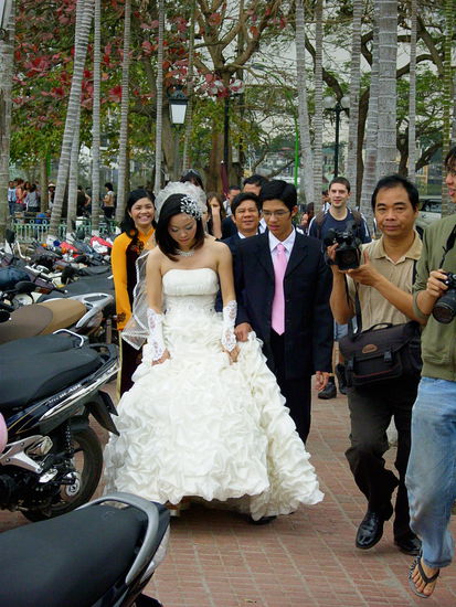 Ein Brautpaar in Hanoi