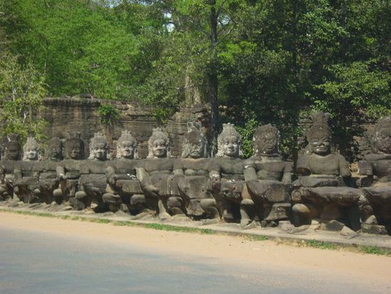 Die Dämonen am Südtor des Tempels von Angkor Thom