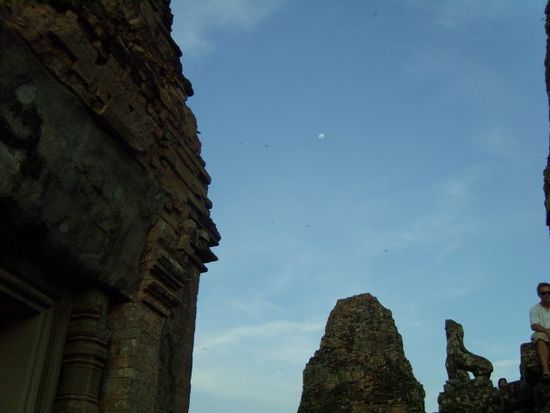 Auf der einen Seite die untergehende Sonne auf der Anderen der Mond