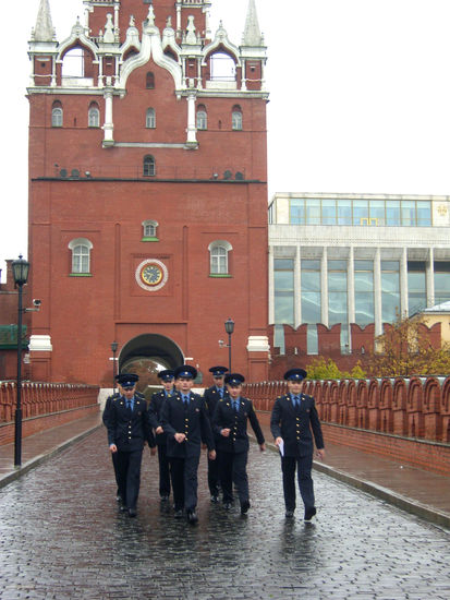 Begrüßung beim Eingang in den Kreml