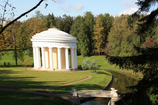 Die große Gartenanlage im Herbst