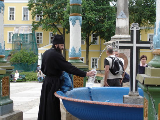 Mönch am Brunnen