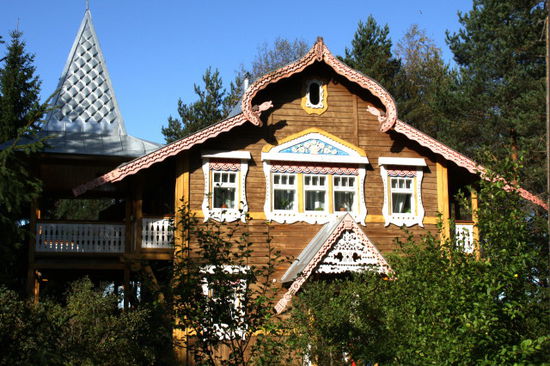 Schöne russische Holzhäuser
